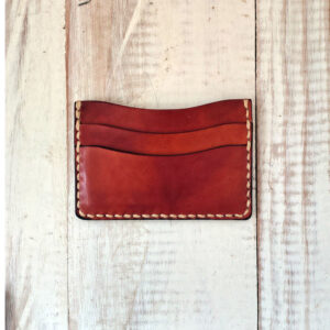 Tarjetero de cuero vegetal marrón rojizo hecho a mano con tarjetas y billetes